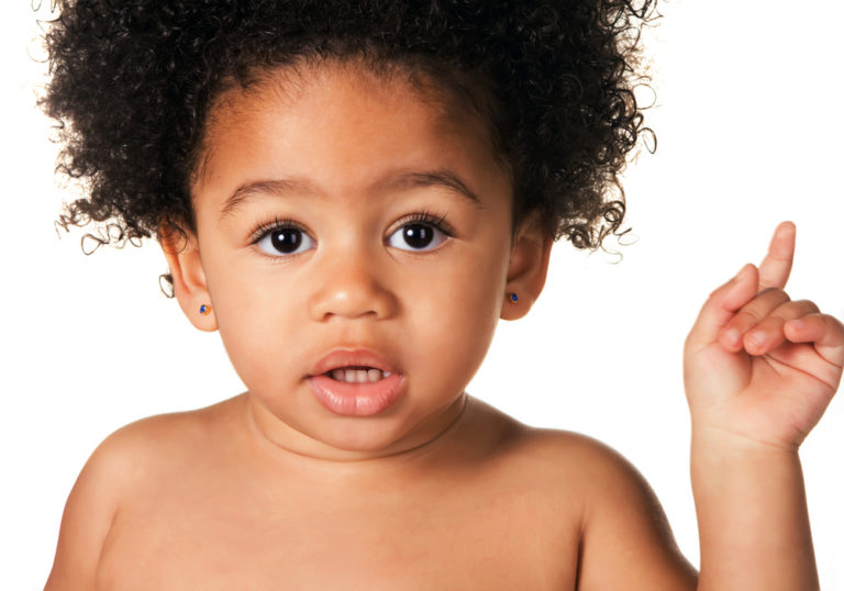 Les étapes du langage chez le bébé : le début des vocalises